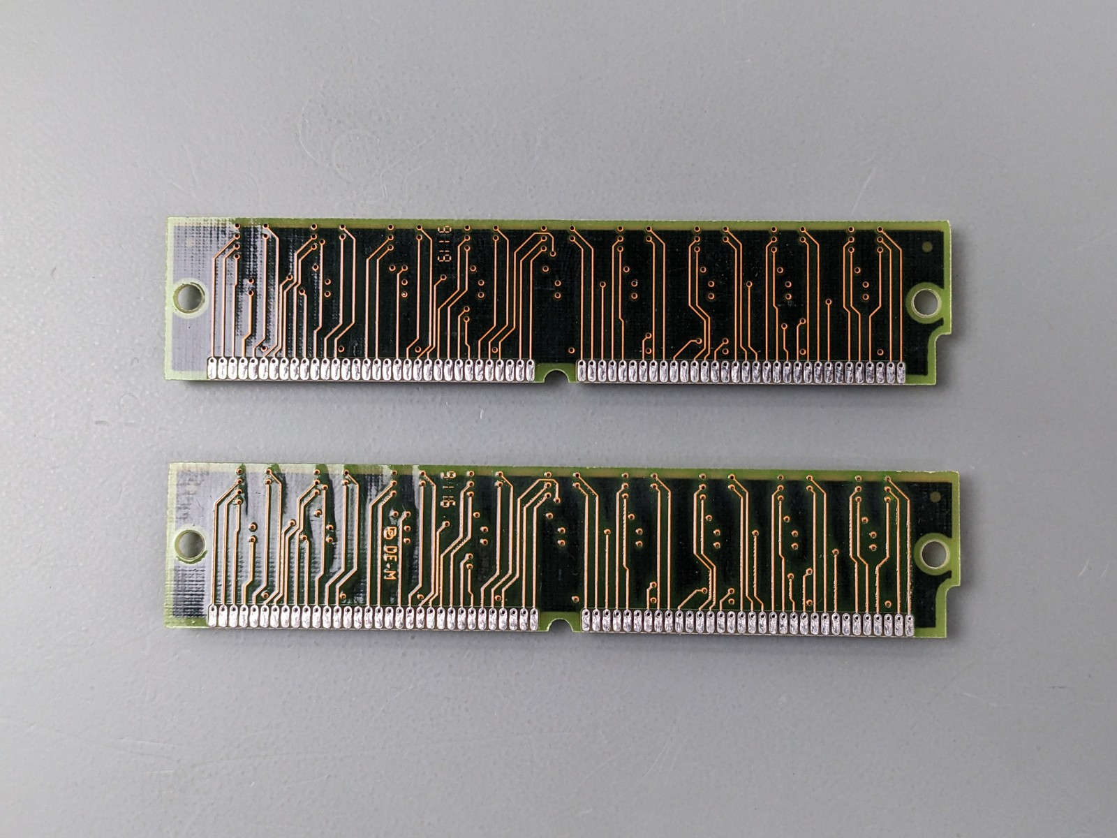 (2) 1MB 64-Pin Memory SIMMs, FPM with Parity