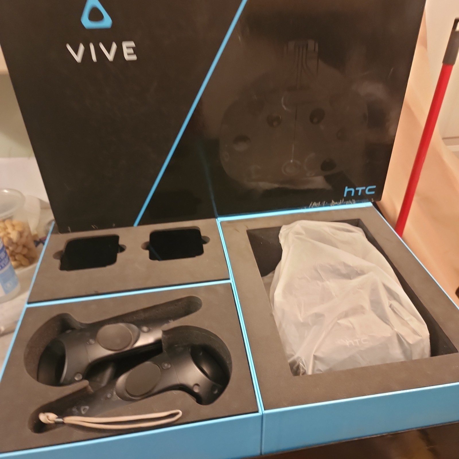 HTC Vive PC VR Headset with Deluxe Audio Strap READ!