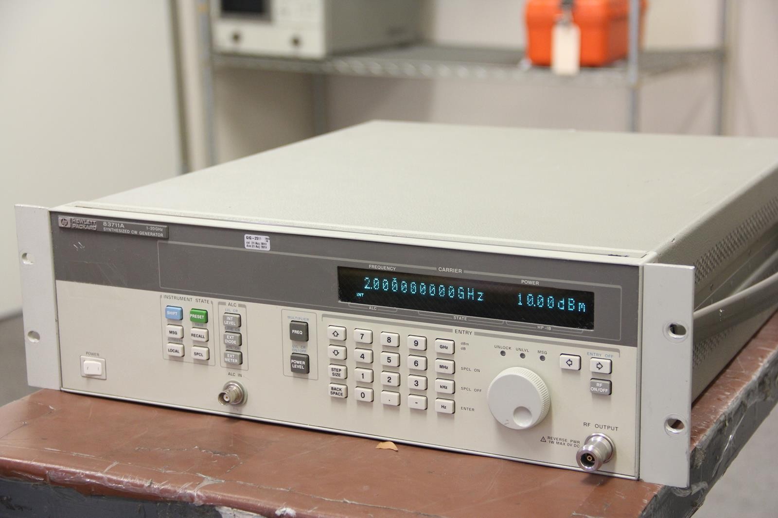 HP HEWLETT PACKARD 83711A 1-20GHz Synthesized CW Generator