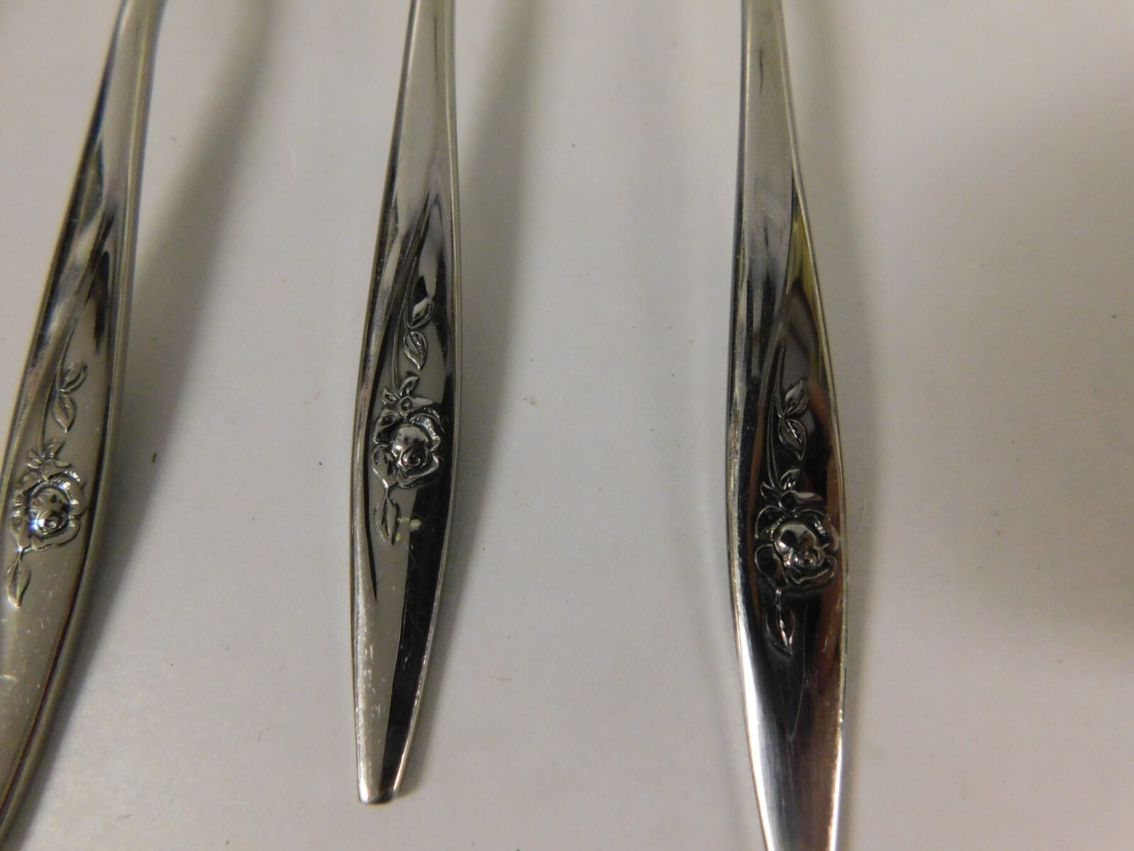 Oneidacraft Lasting Rose Stainless Steel Flatware Set Service for 4