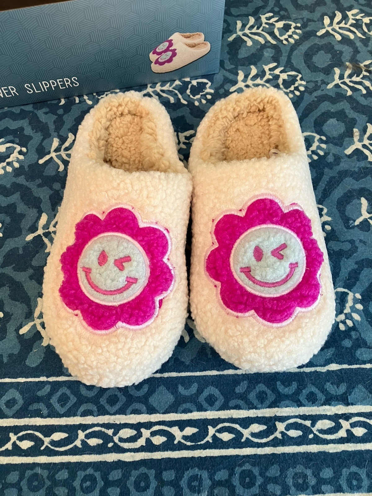 WAYLAND SQUARE WOMEN'S MEMORY FOAM FLOWER HAPPY FACE SLIPPERS LARGE 9-10