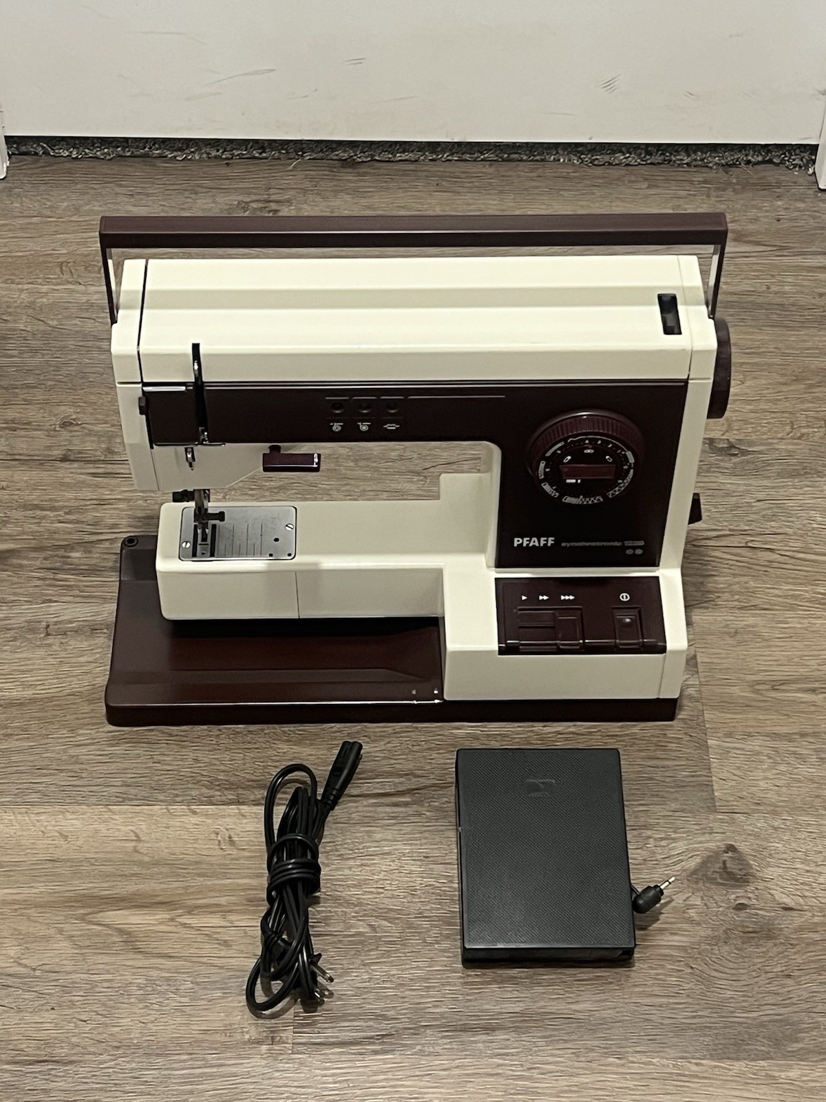 PFAFF Synchrotronic 1229 Sewing Machine with Pedal & Cord AS IS