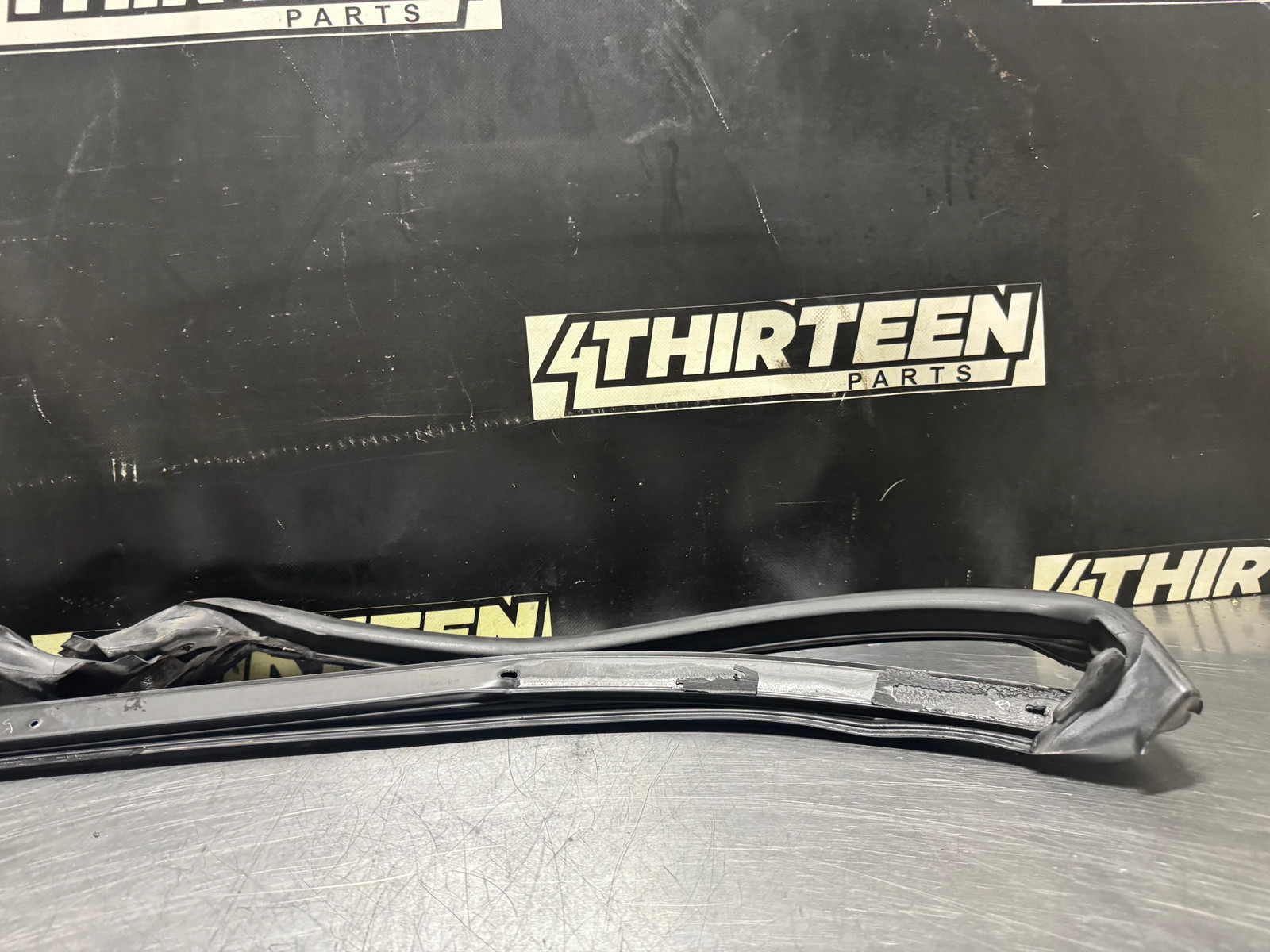 97-04 CORVETTE C5 FRONT WINDSHIELD SEAL / WEATHERSTRIPPING OEM #N541