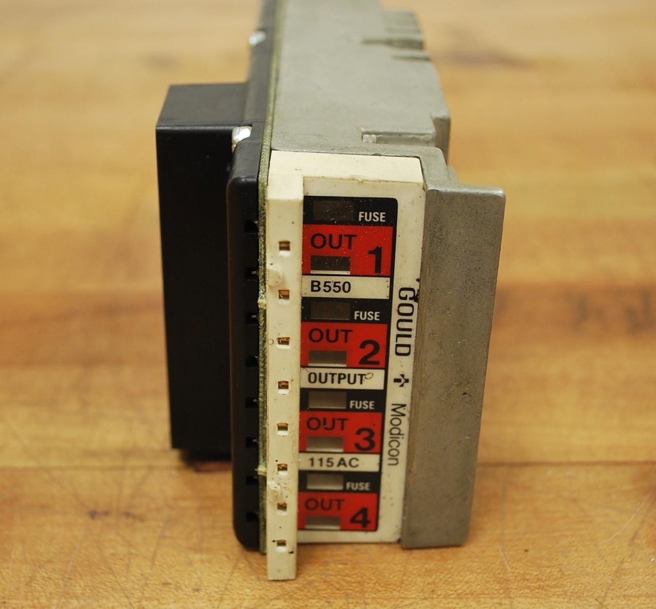 Gould Modicon B550 Output Module, 115AC AS-B550 - USED