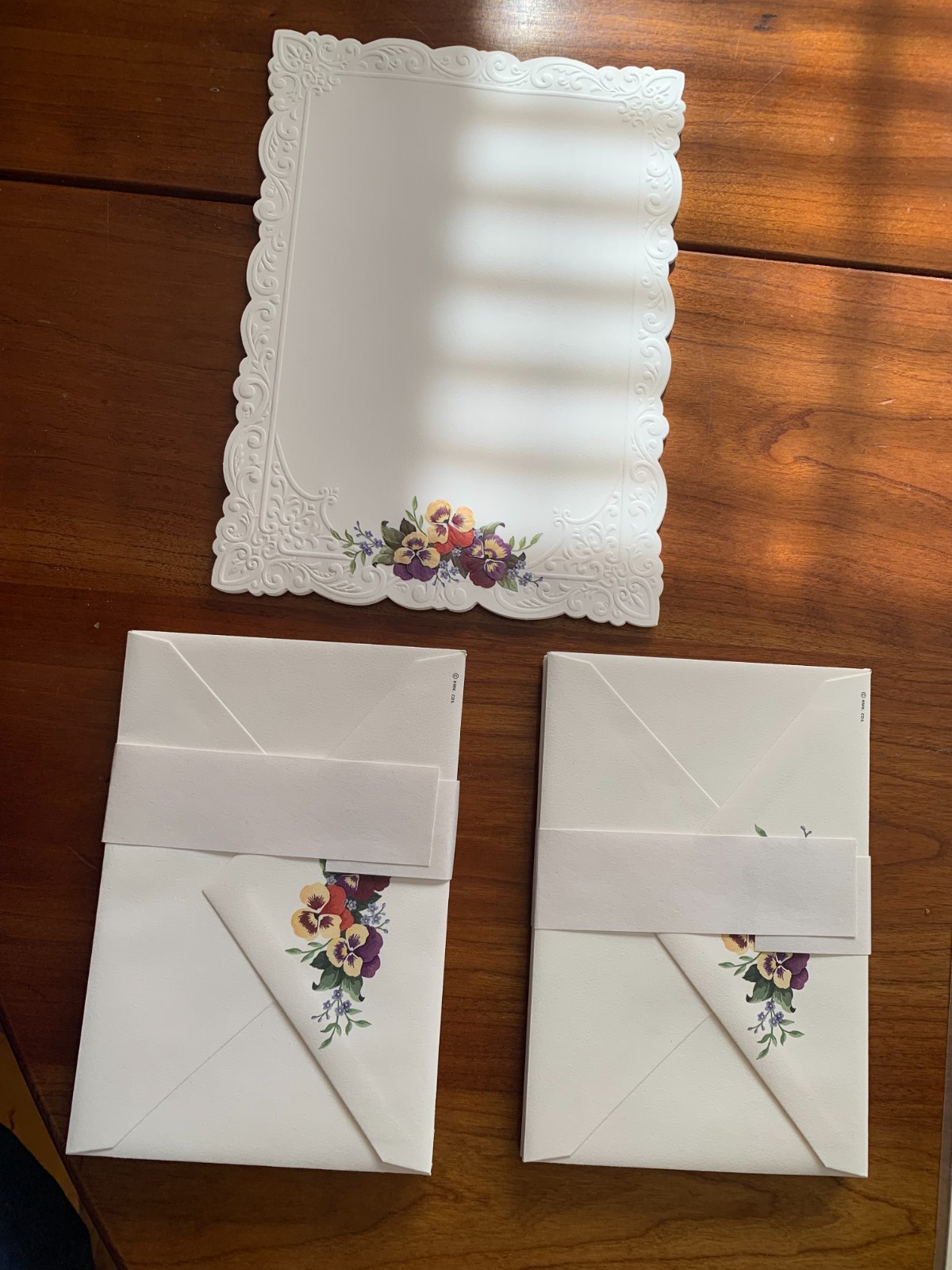 Hallmark  Floral Scalloped Stationery Set 15 Sheets 17 Envelopes Embossed Elegan