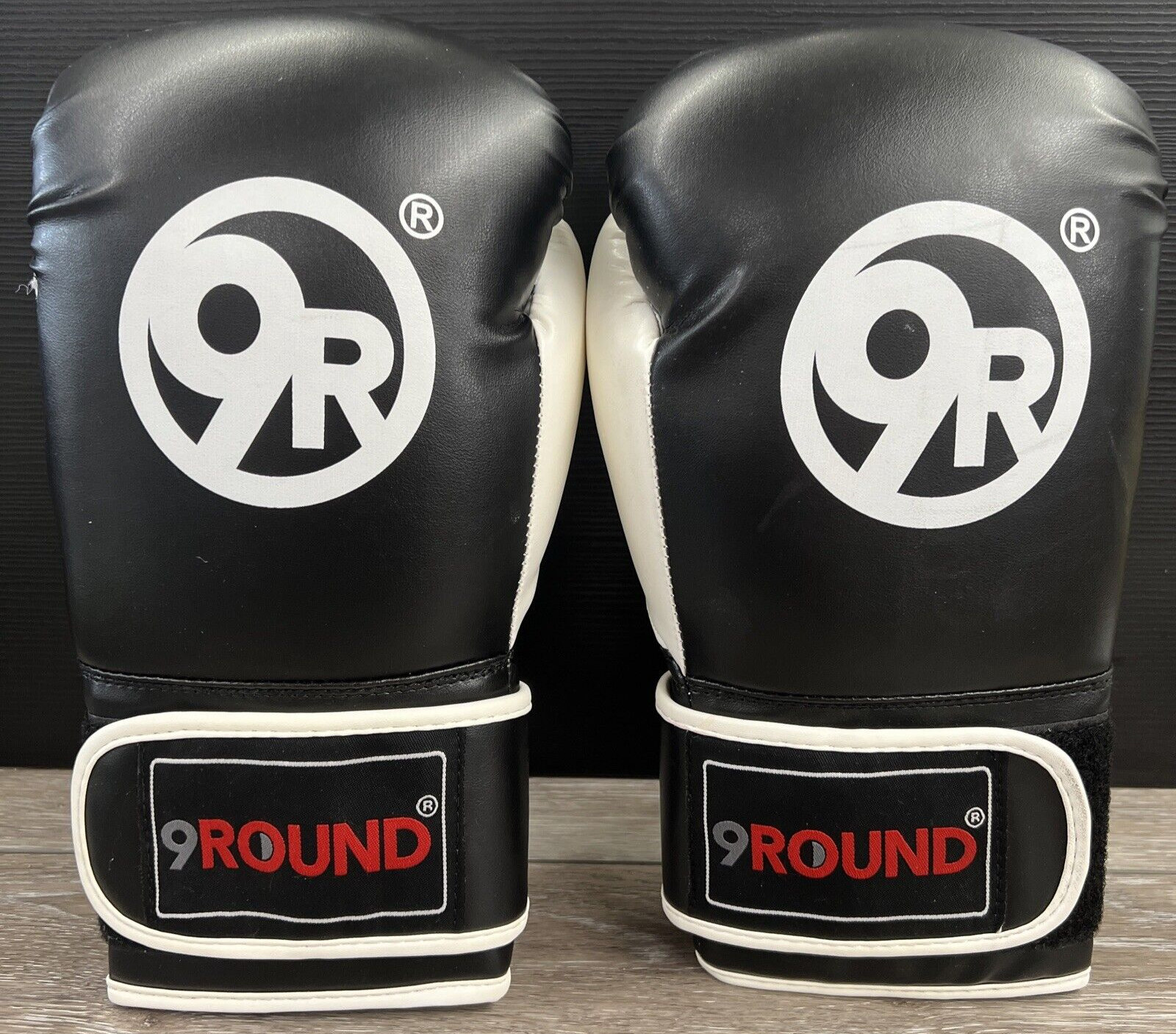 9 Round Kickboxing Fitness Black & White Gloves Boxing Sparing 10 Oz