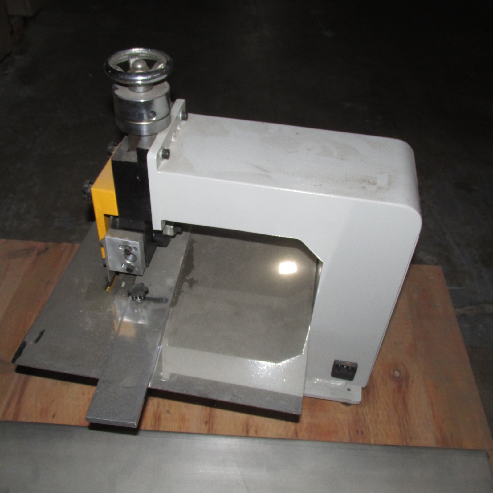 BBT 908 PCB CUTTING MACHINE SINGLE BLADE.