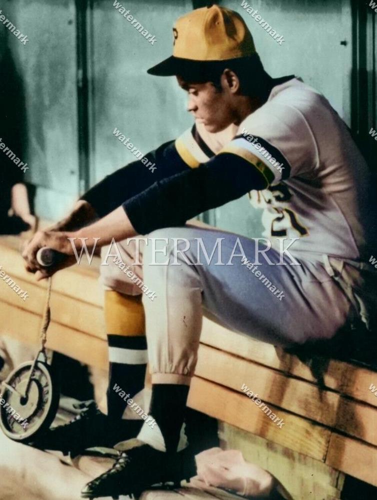 GN952 Roberto Clemente Pittsburgh Pirates 8x10 11x14 16x20 Colorized Photo