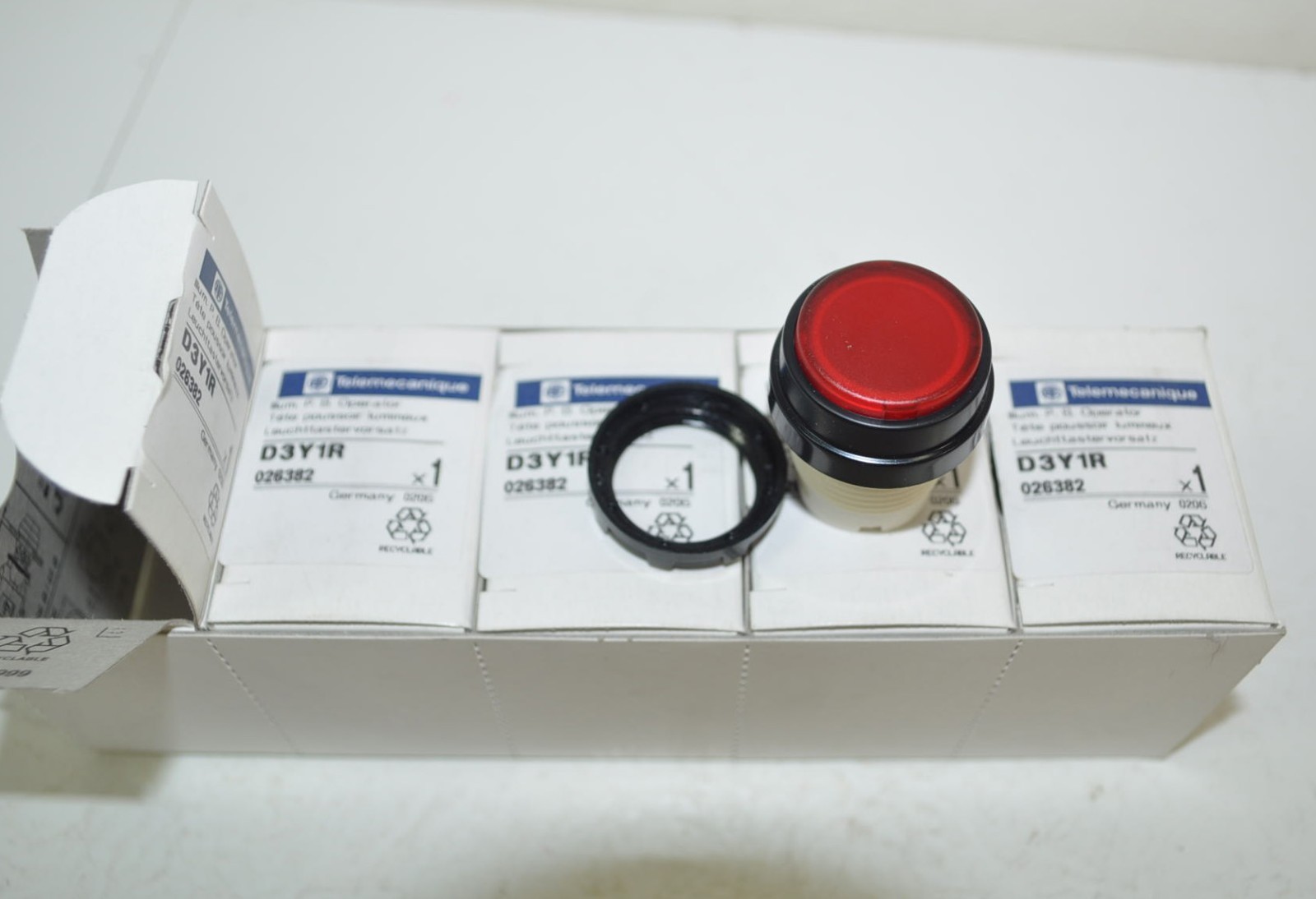 Telemecanique (Square D) Illuminated Red Push Button Lot of 5 Model# D3Y1R