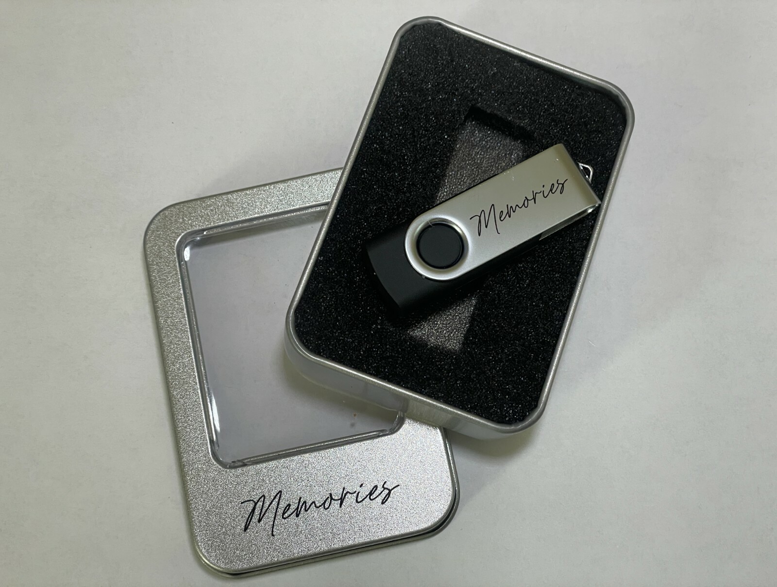USB 32gig 2.0 with Matching Tin Case