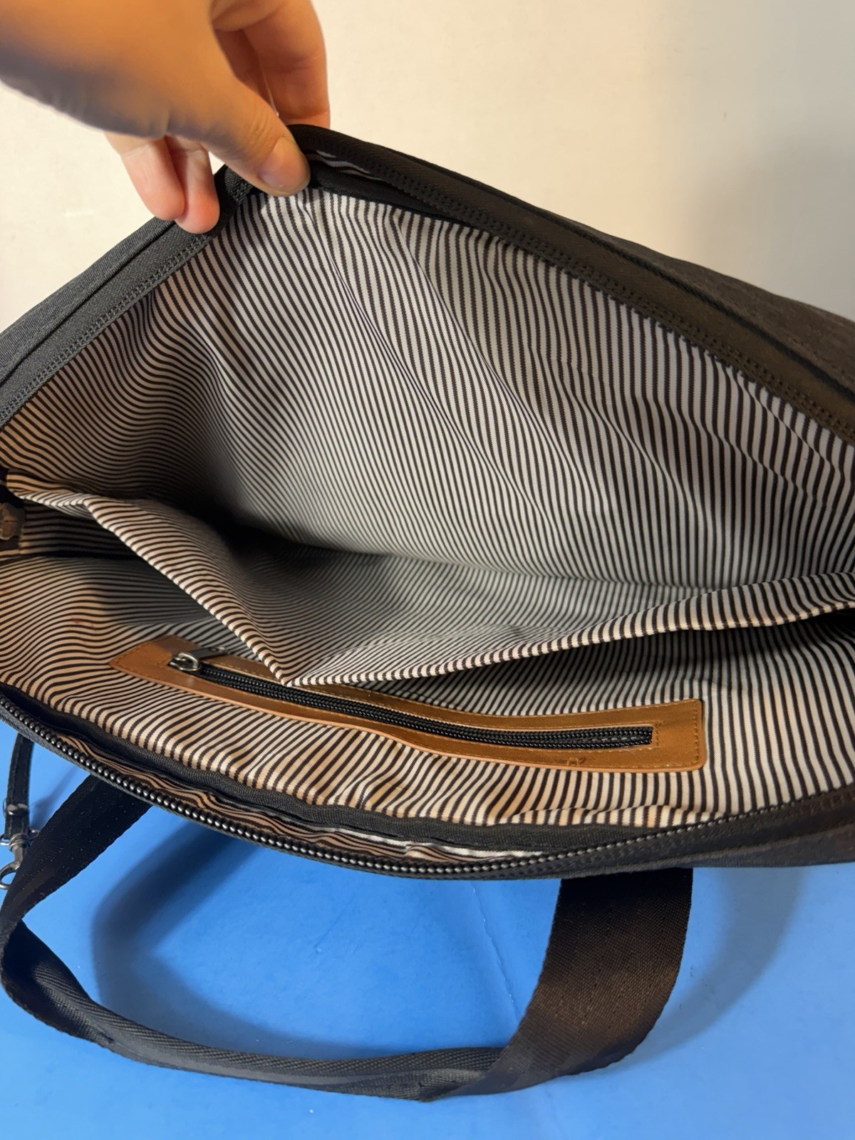 PKG - Shoulder Bag for 16" Laptop - Black
