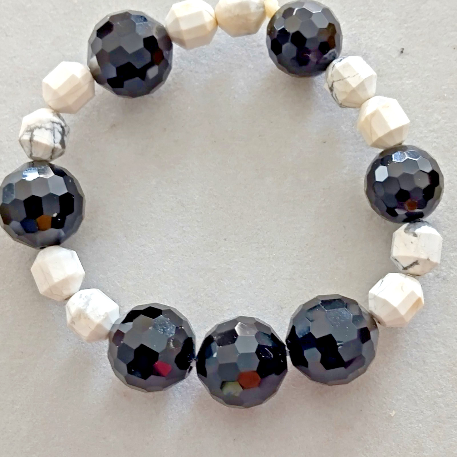 HANDCRAFTED STRETCHY BRACELET ONYX & HOWLITE - BALANCE