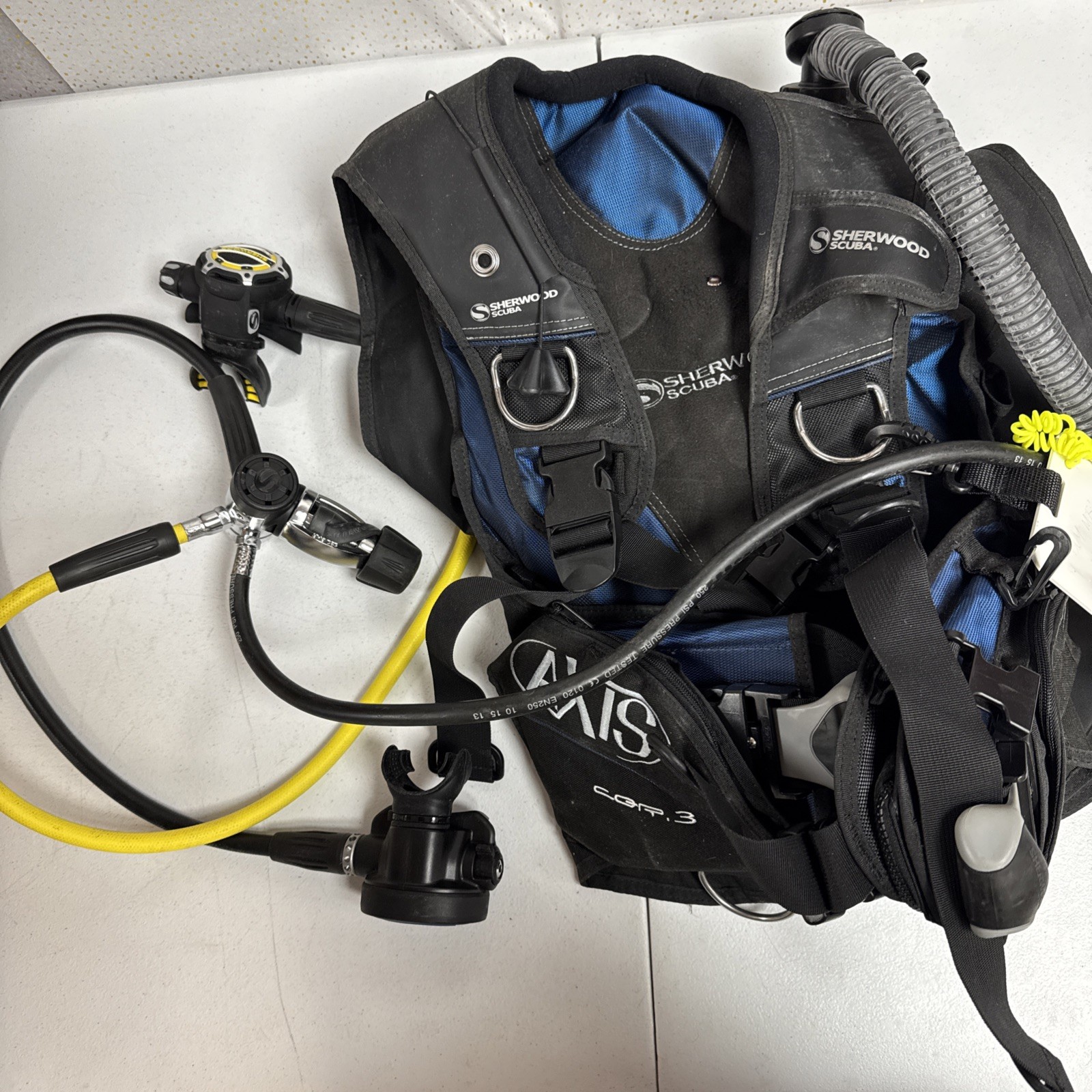 Sherwood Scuba AXIS CQR 3 Vest w/ SR 2 & Blizzard Regulator Size MD