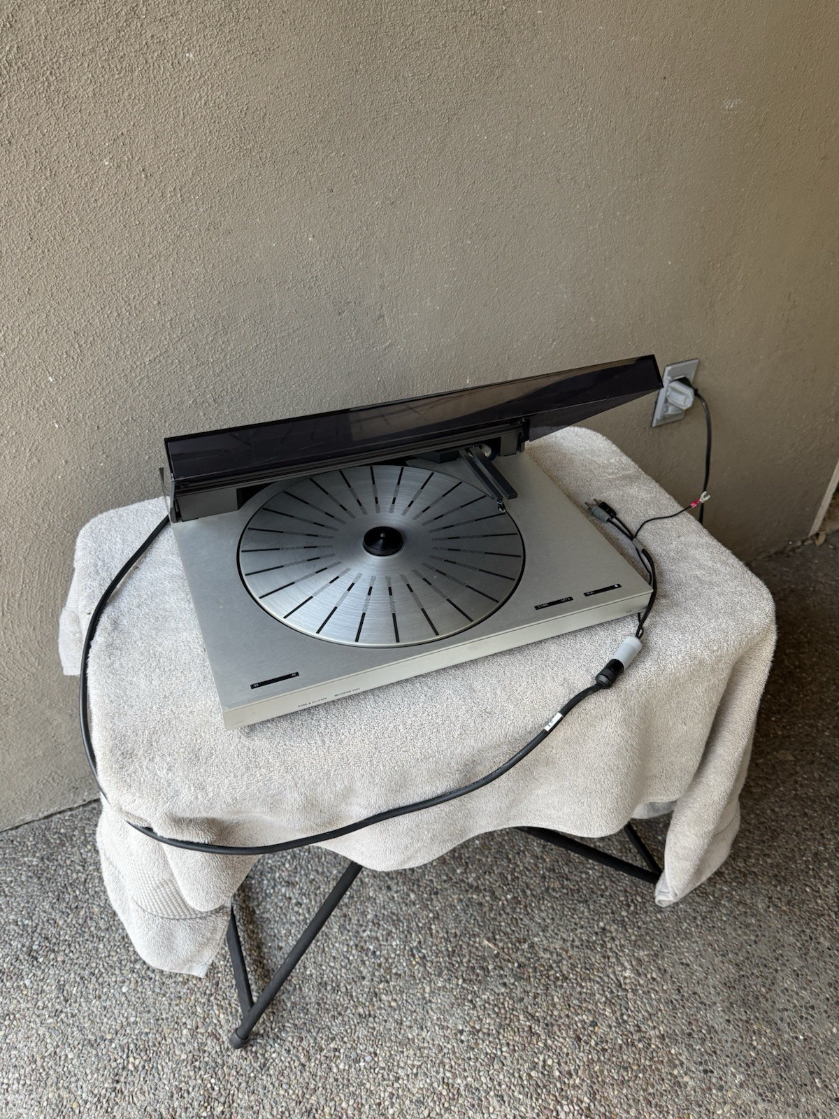 Bang & Olufsen Beogram 5500 tangential turntable with MMC3 cartridge. Great lid