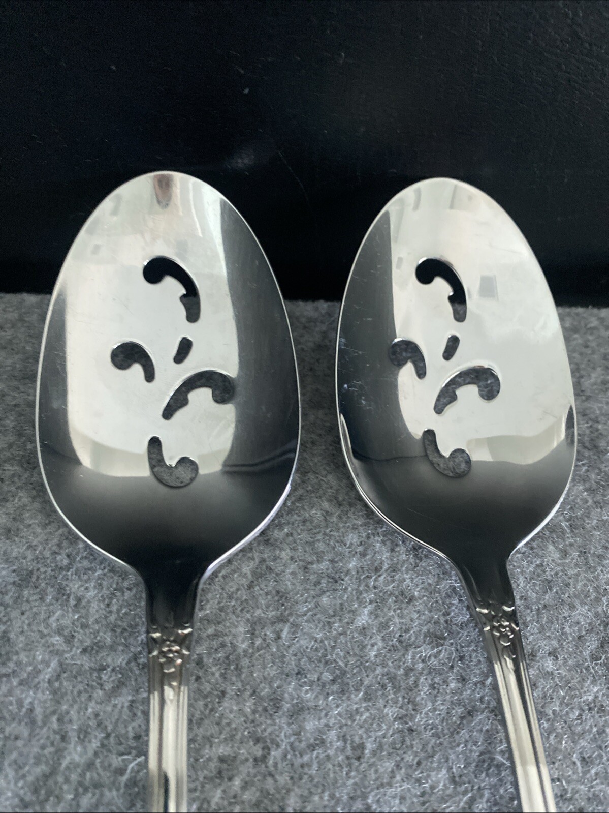 2 Oneida Distinction KENNETT SQUARE Stainless HH Pierced Serving Spoons Flatware