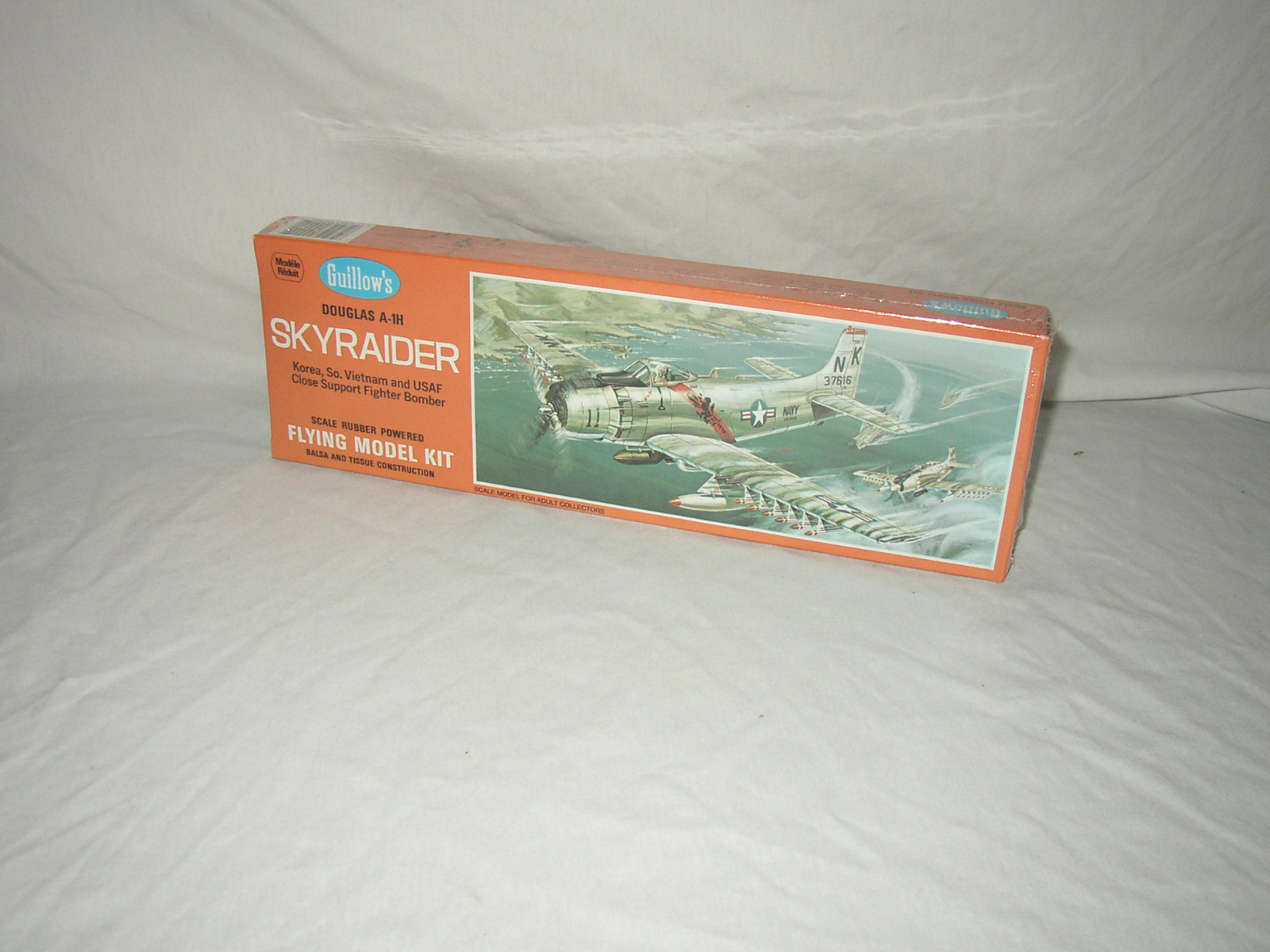 GUILLOW'S UNOPENED DOUGLAS A-1H SKYRAIDER FLYING MODEL KIT LOT #Z-21