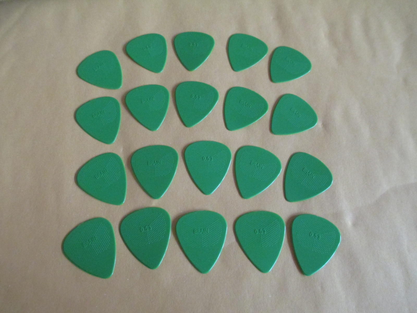 20 SNARLING DOGS BRAIN GUITAR PICKS 351 TYPE in GREEN - THIN / LIGHT .53 mm