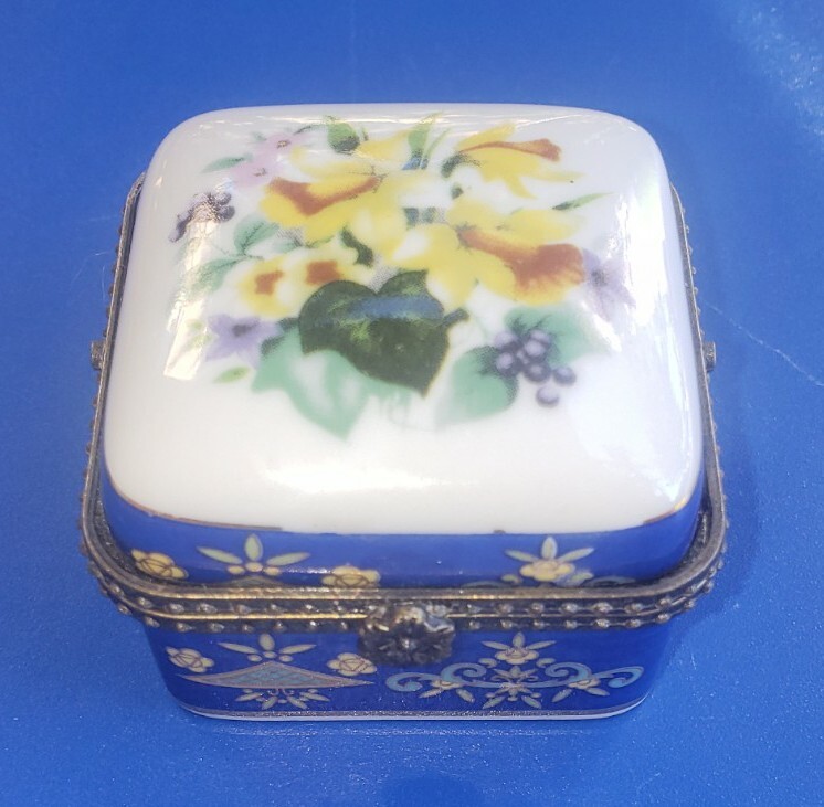 Vintage Floral Porcelain Pill/Trinket/Jewelry Box with Floral Design