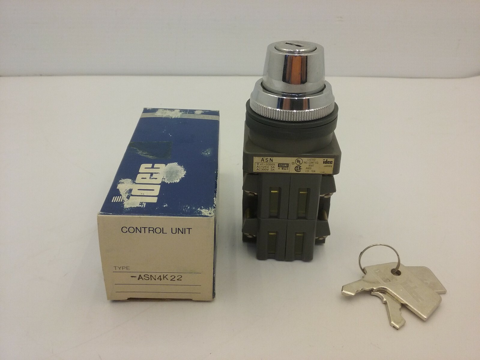IDEC ASN4K22 SELECTOR SWITCH 2 POSITION SPRING RETURN FROM RIGHT 2NO 2NC NIB
