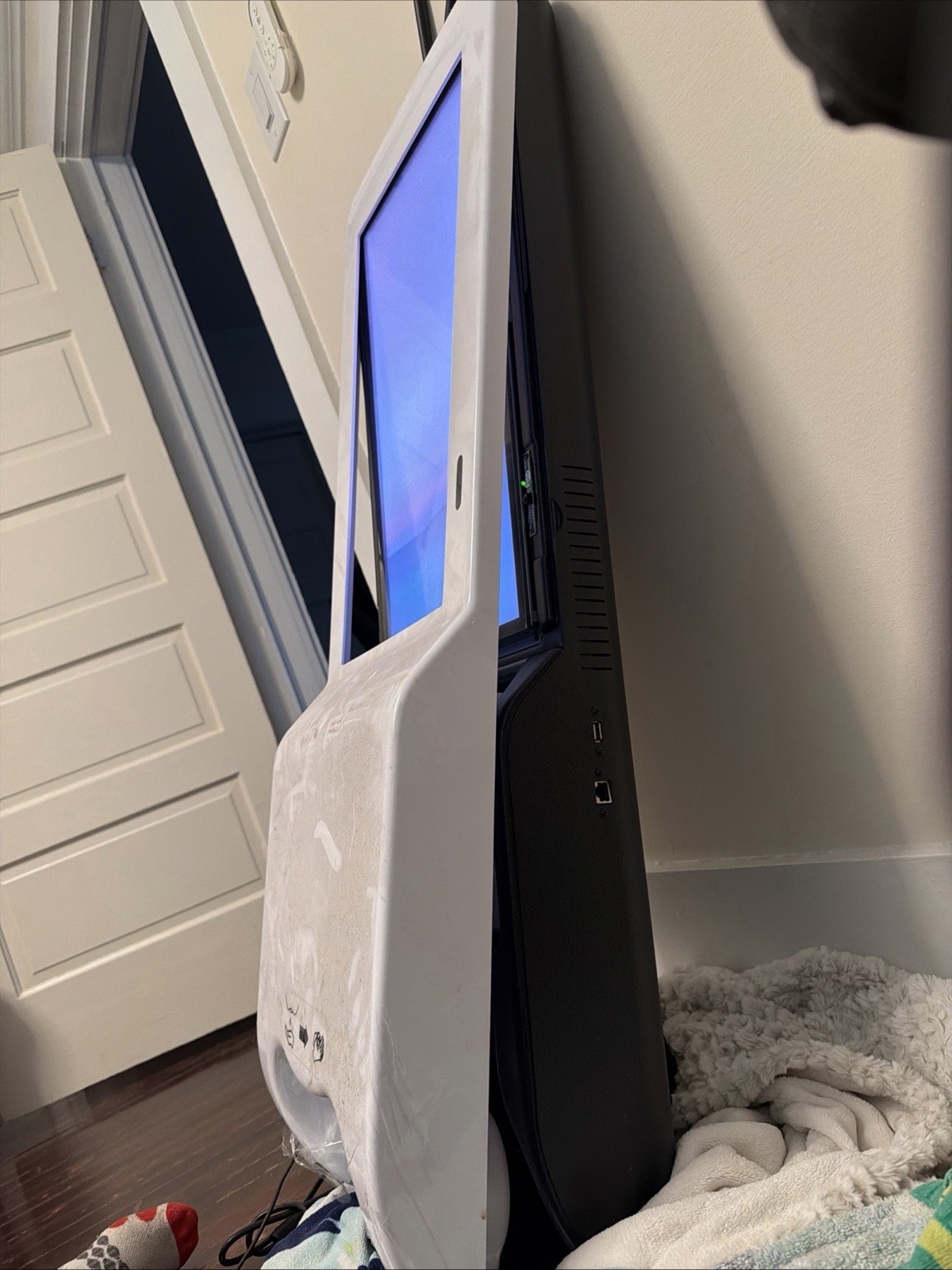 White Digital Signage Display Kiosk Presentation Display Stand