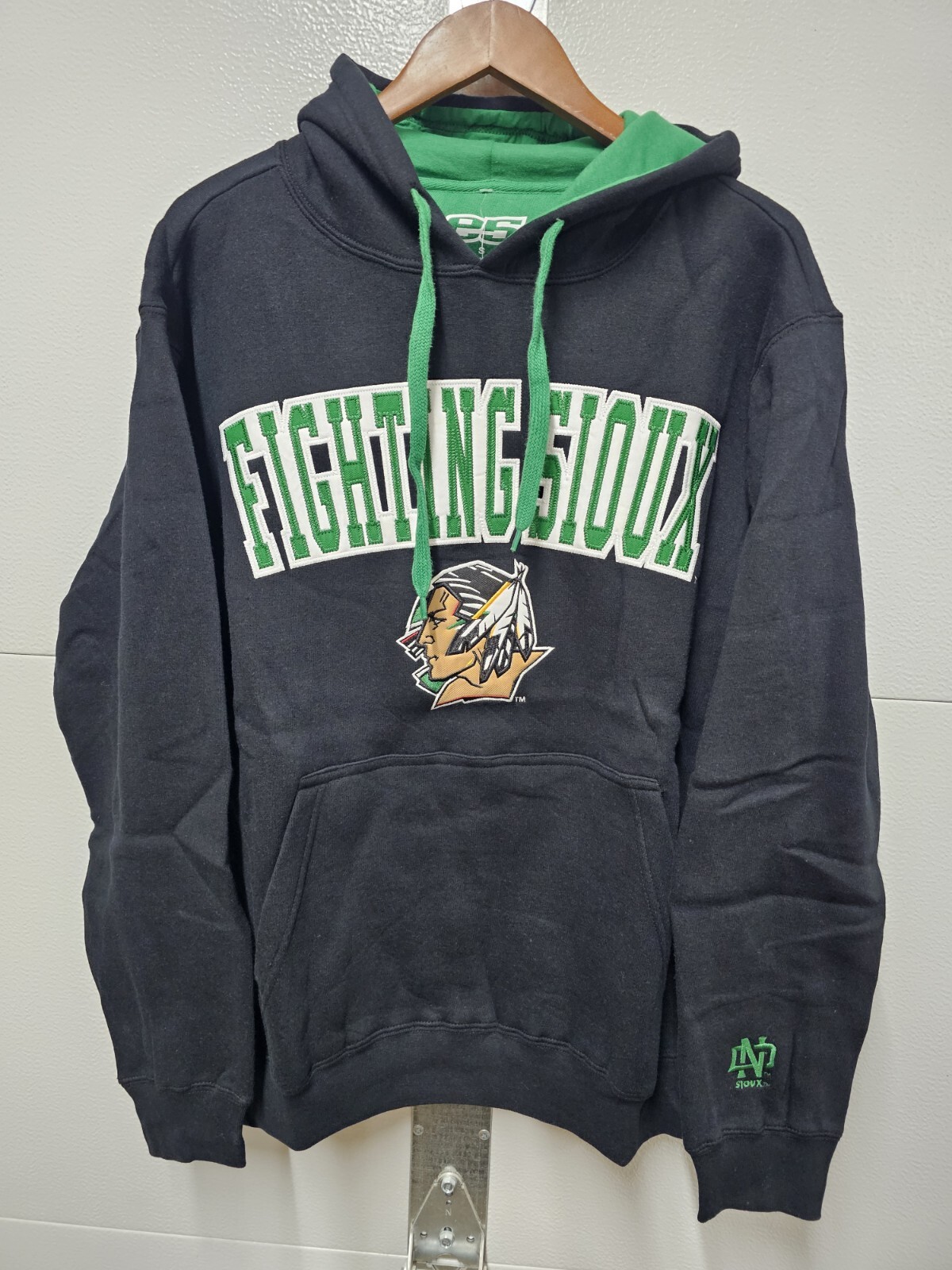 North Dakota LARGE Fighting Sioux UND Black Hoodie Hooded Sweatshirt mens