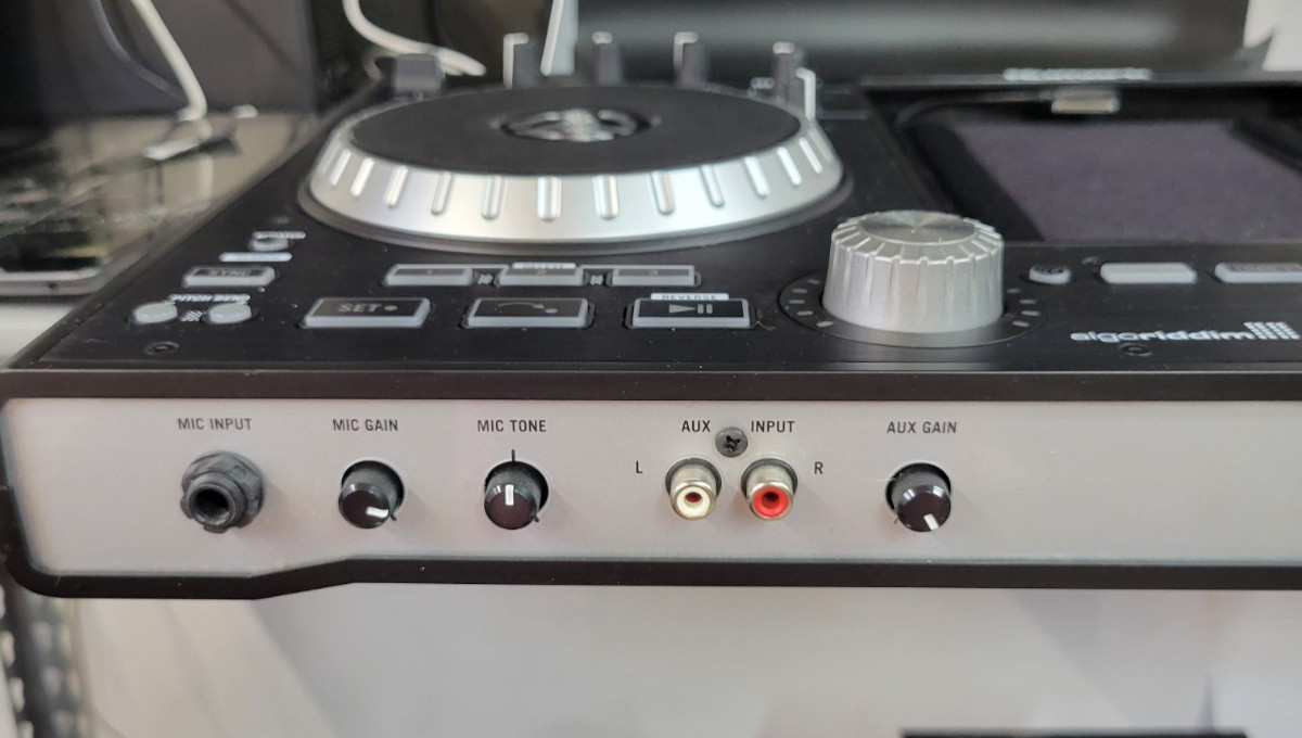 Numark iDJ Pro premium DJ controller for iPad - No laptop required - UNTESTED