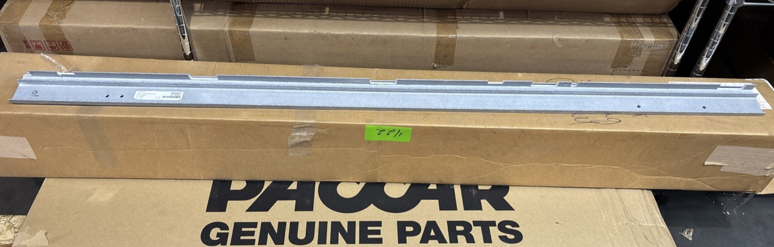 VOLVO VNL FAIRING BRACKETMOUNT LOWER RH 1635 -  82486841