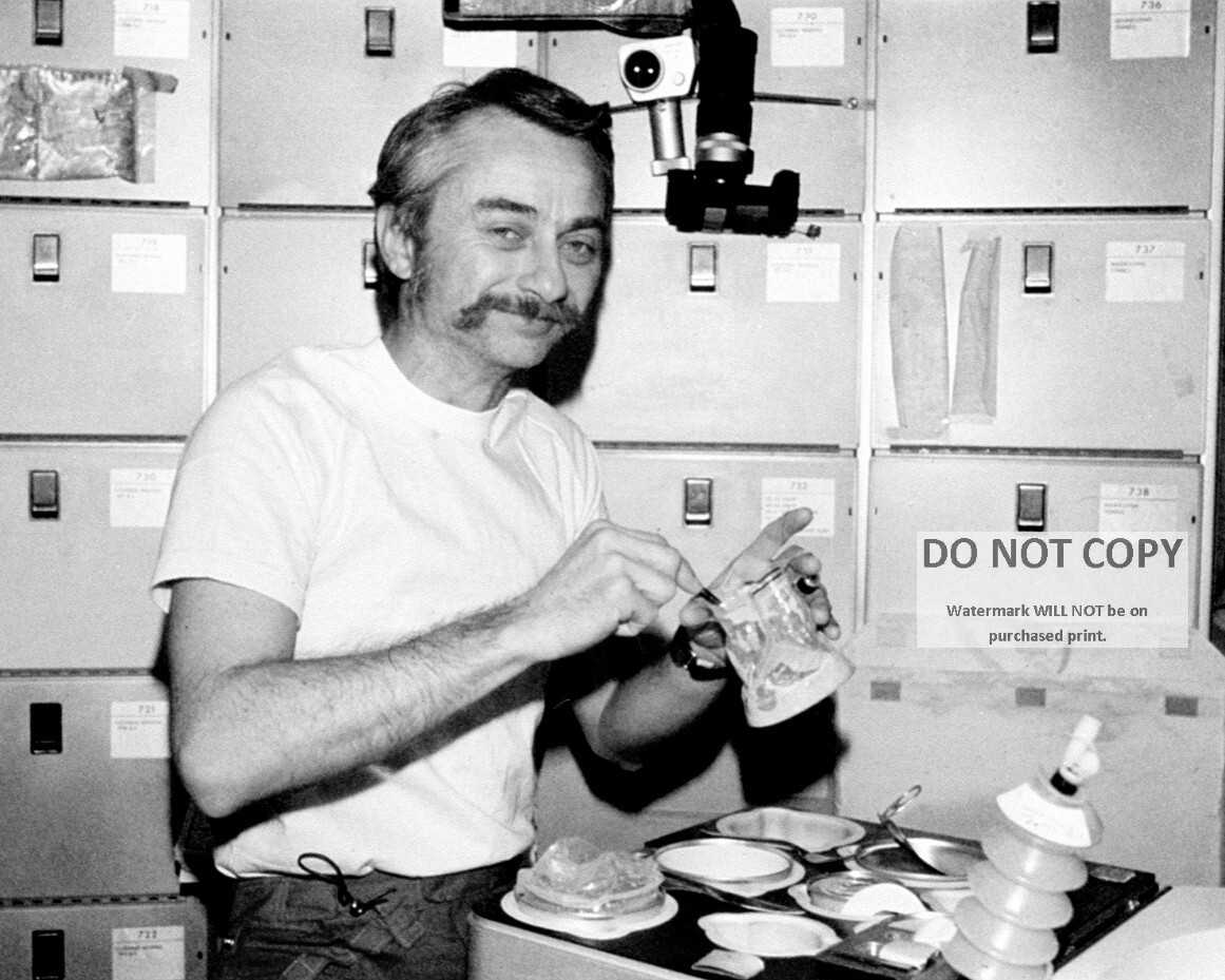 ASTRONAUT OWEN GARRIOTT ENJOYS A MEAL DURING SKYLAB 3 - 8X10 NASA PHOTO (AA-089)