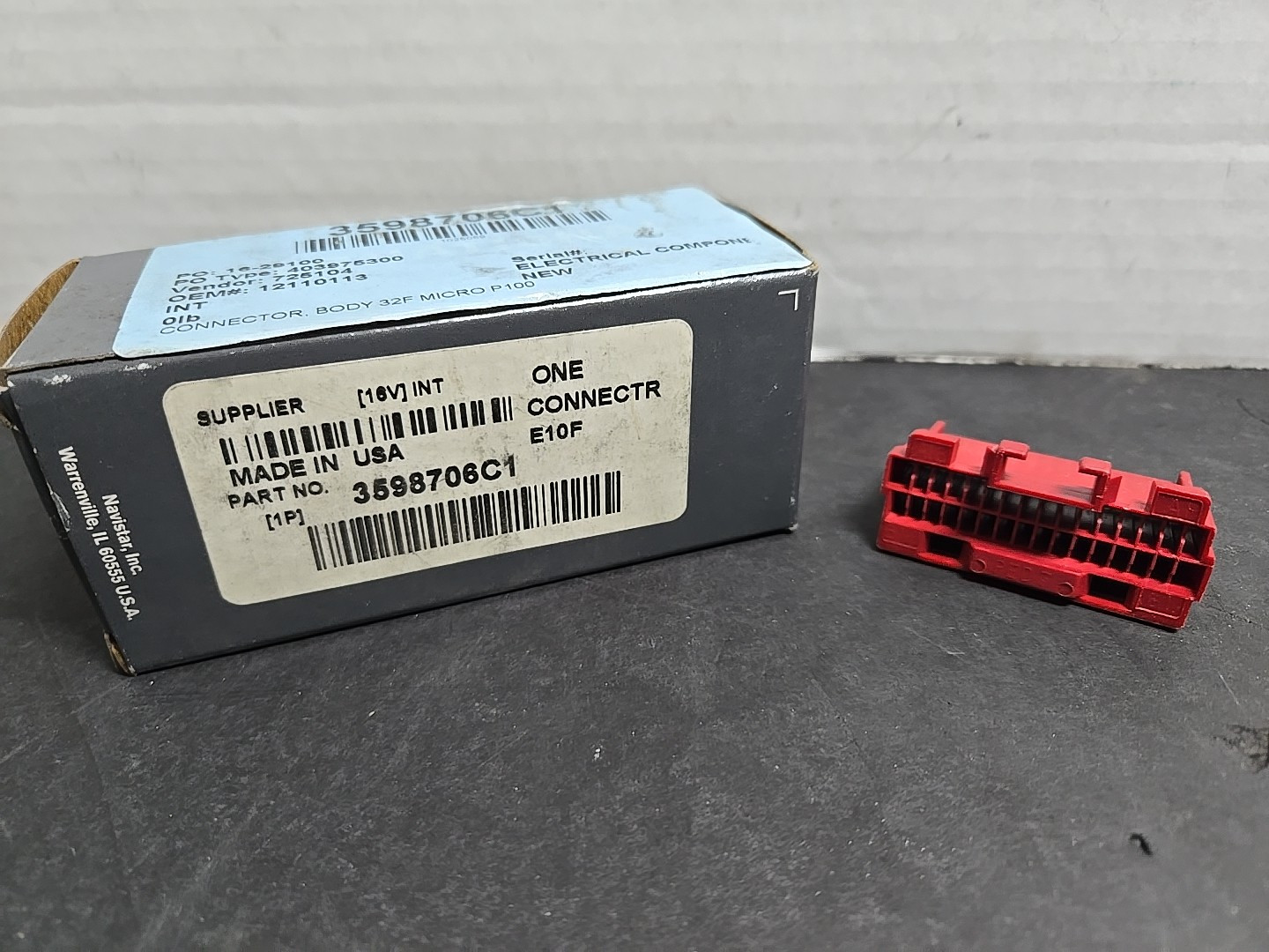 NOS Navistar International  3598706C1 CONNECTOR, ELECT, 32-WAY