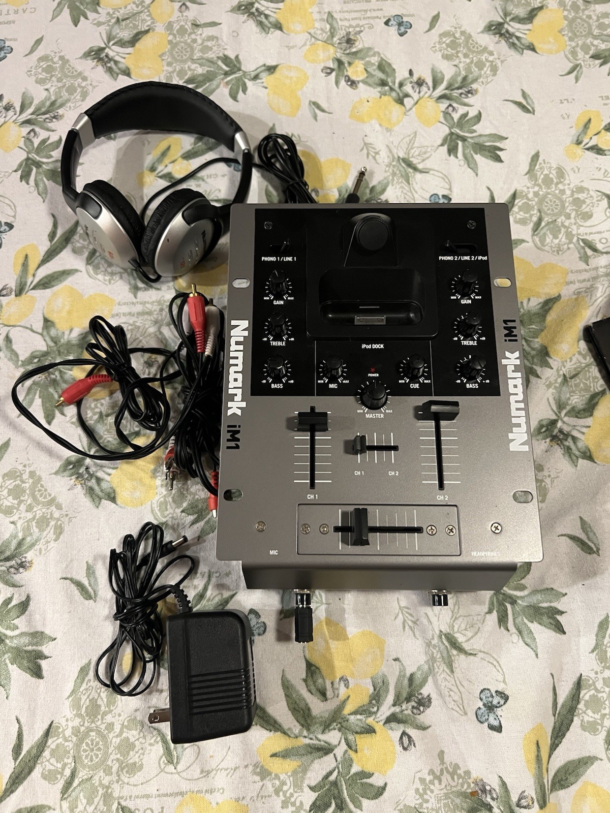 Numark IM1 2-Channel DJ Sound Mixer with iPod Dock - Tested