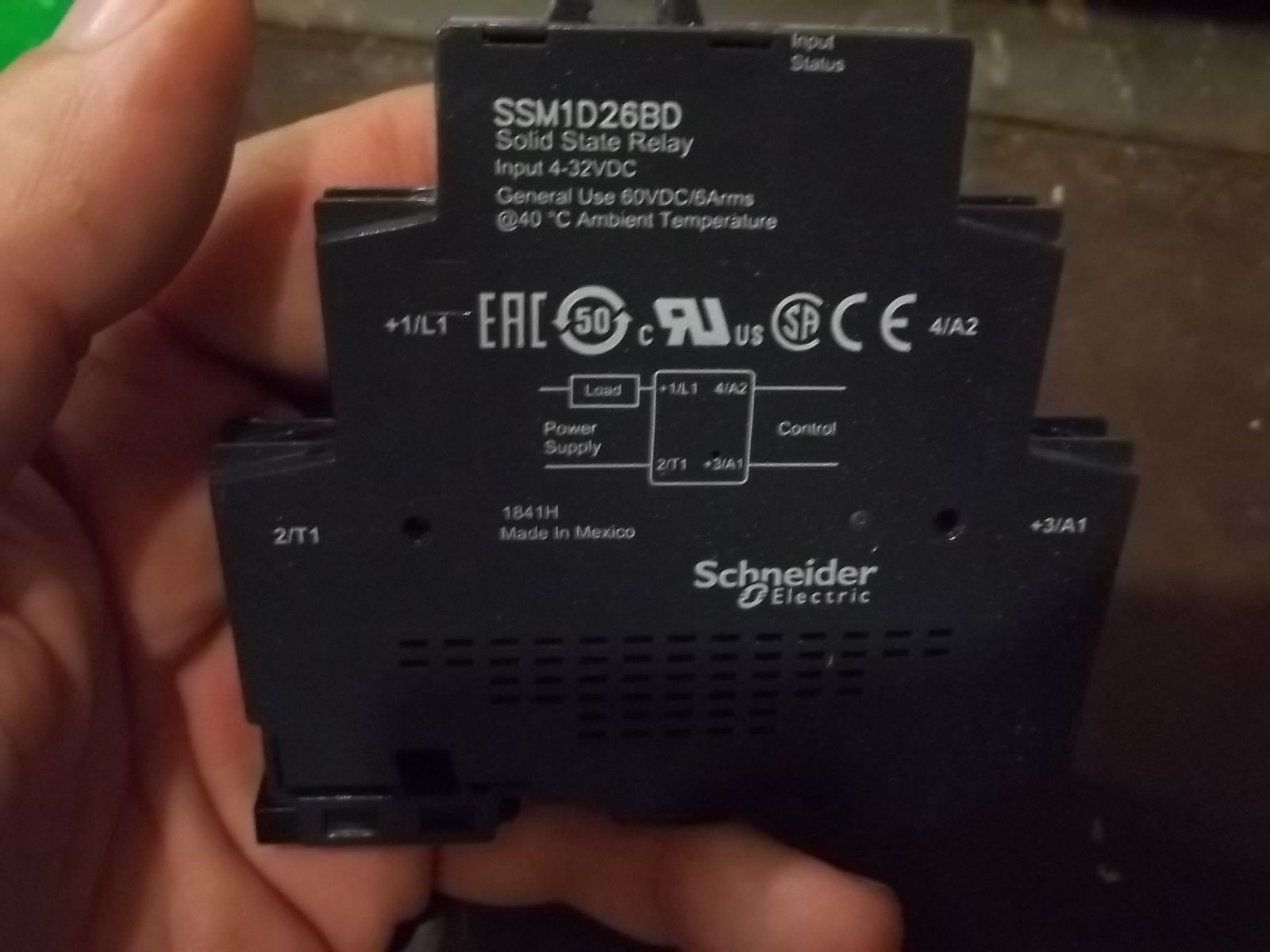 NIB SCHNEIDER SSM1D26BD SOLID STATE RELAY (WL52-2)