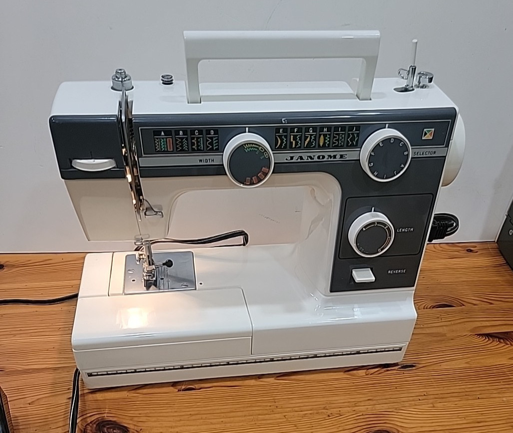 Janome Model L-392 Sewing Machine w/ Foot Pedal