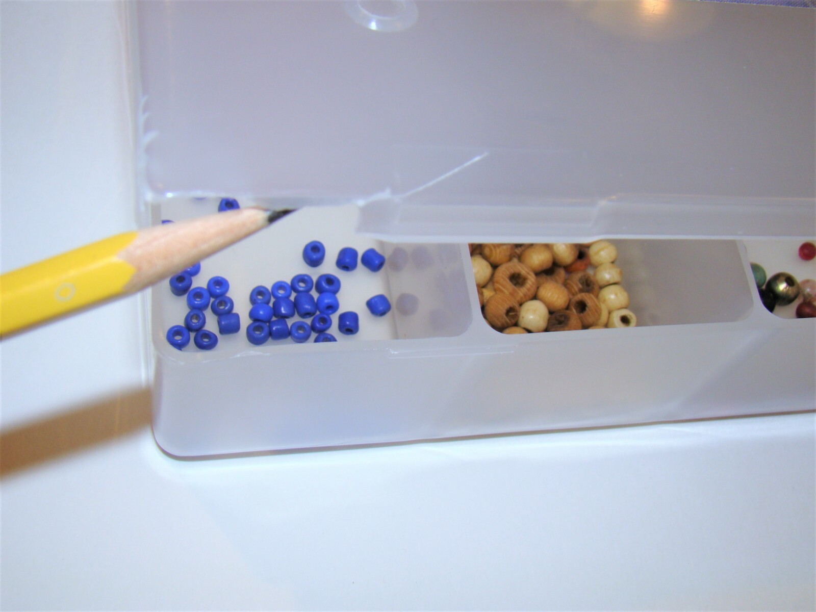 UNIEK: Plastic 17 Compartment Storage Container - Includes assorted beads plus