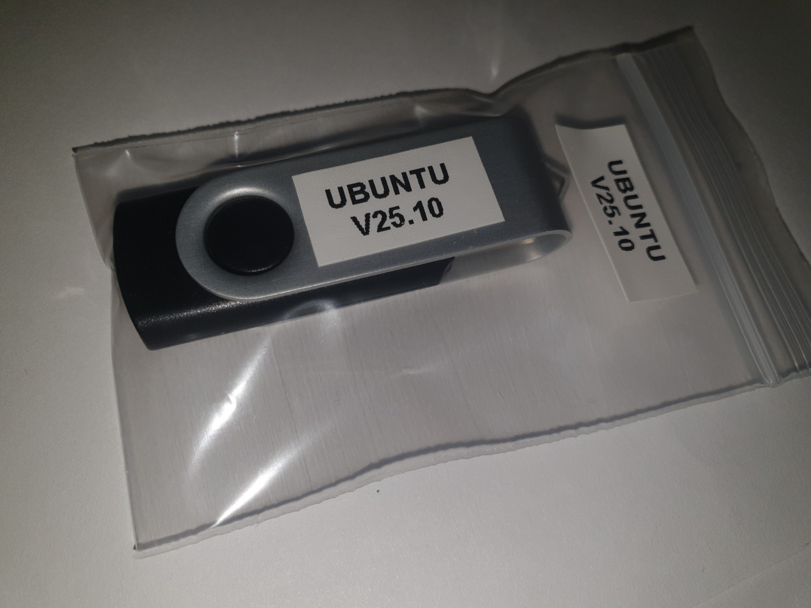 Linux Ubuntu 25.10, 64-bit, Bootable Live and Install USB Flash Drive
