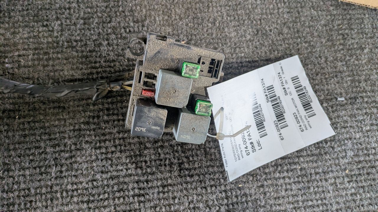 03-06 Silverado Engine Cooling Fan Electrical Fuse Relay Box Mini Block Harness