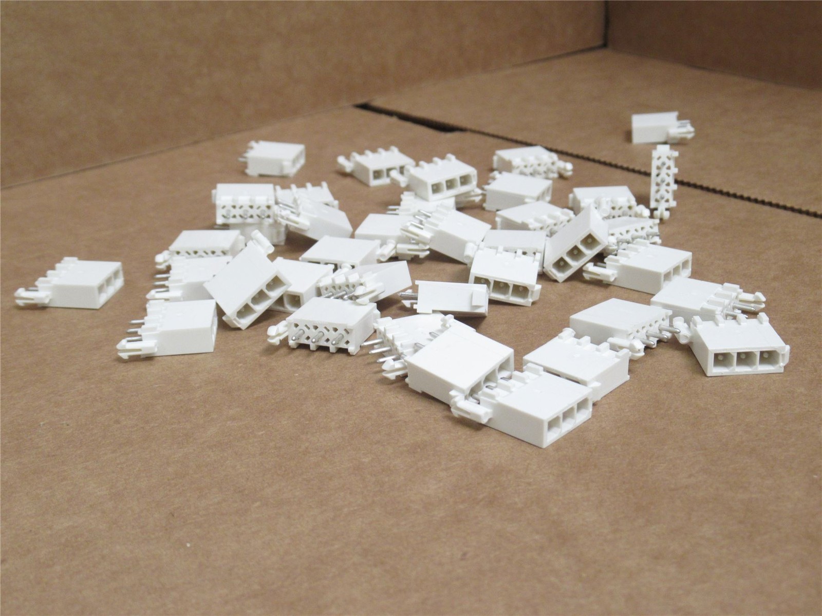 229490 New-No Box; AMP 1-770170-0 Lot-39 Connector Header; 3Pos; 1-Row; 600V