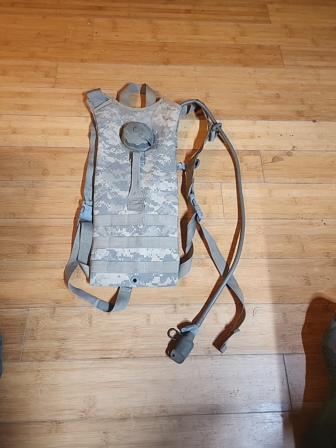 U.S. Military USGI ACU Digital Molle 2 Hydration System Carrier w Bladder