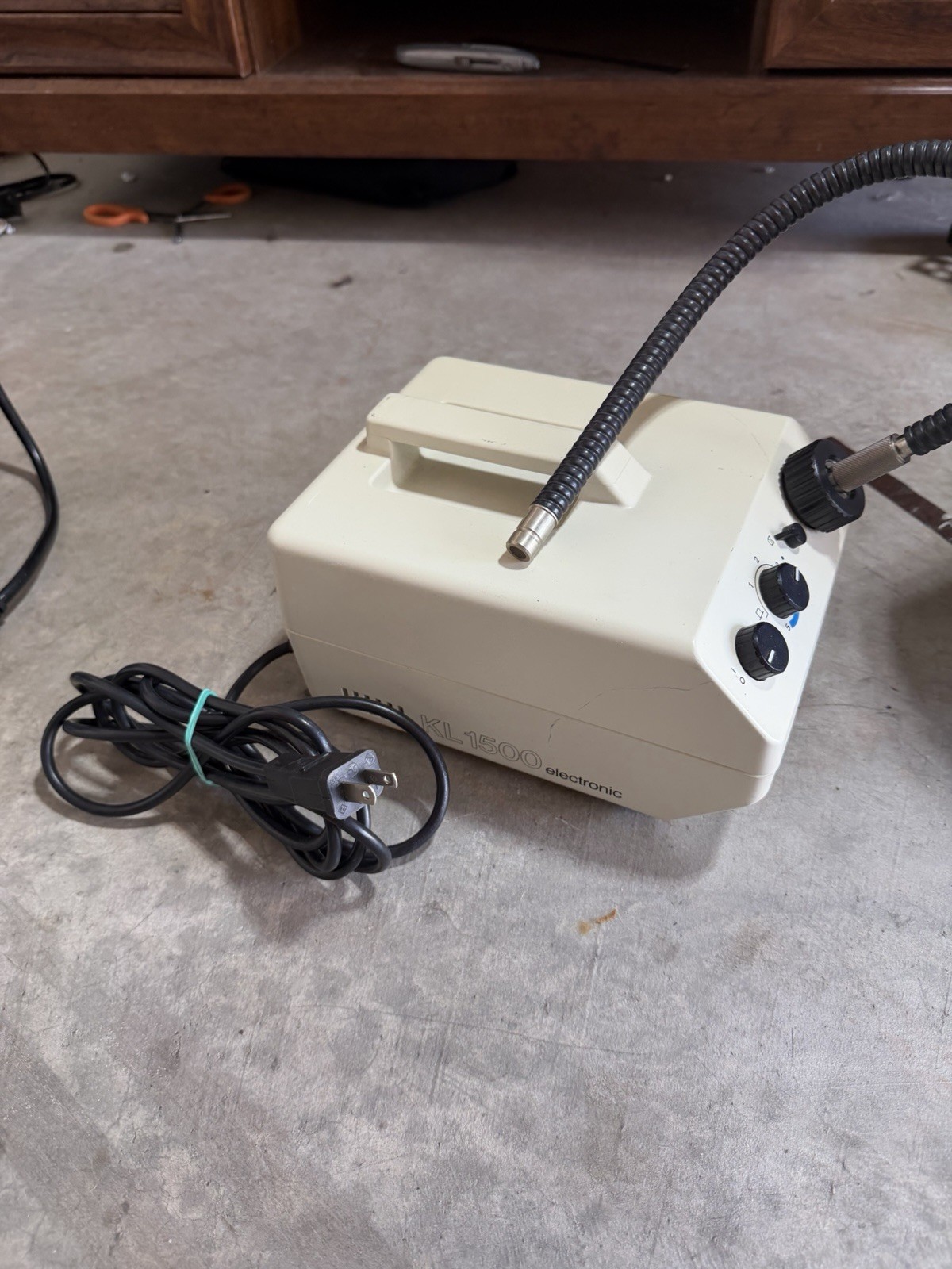Leica KL 1500 Electronic Light Source WITH BULB and FIBER OPTICS *low Hours*