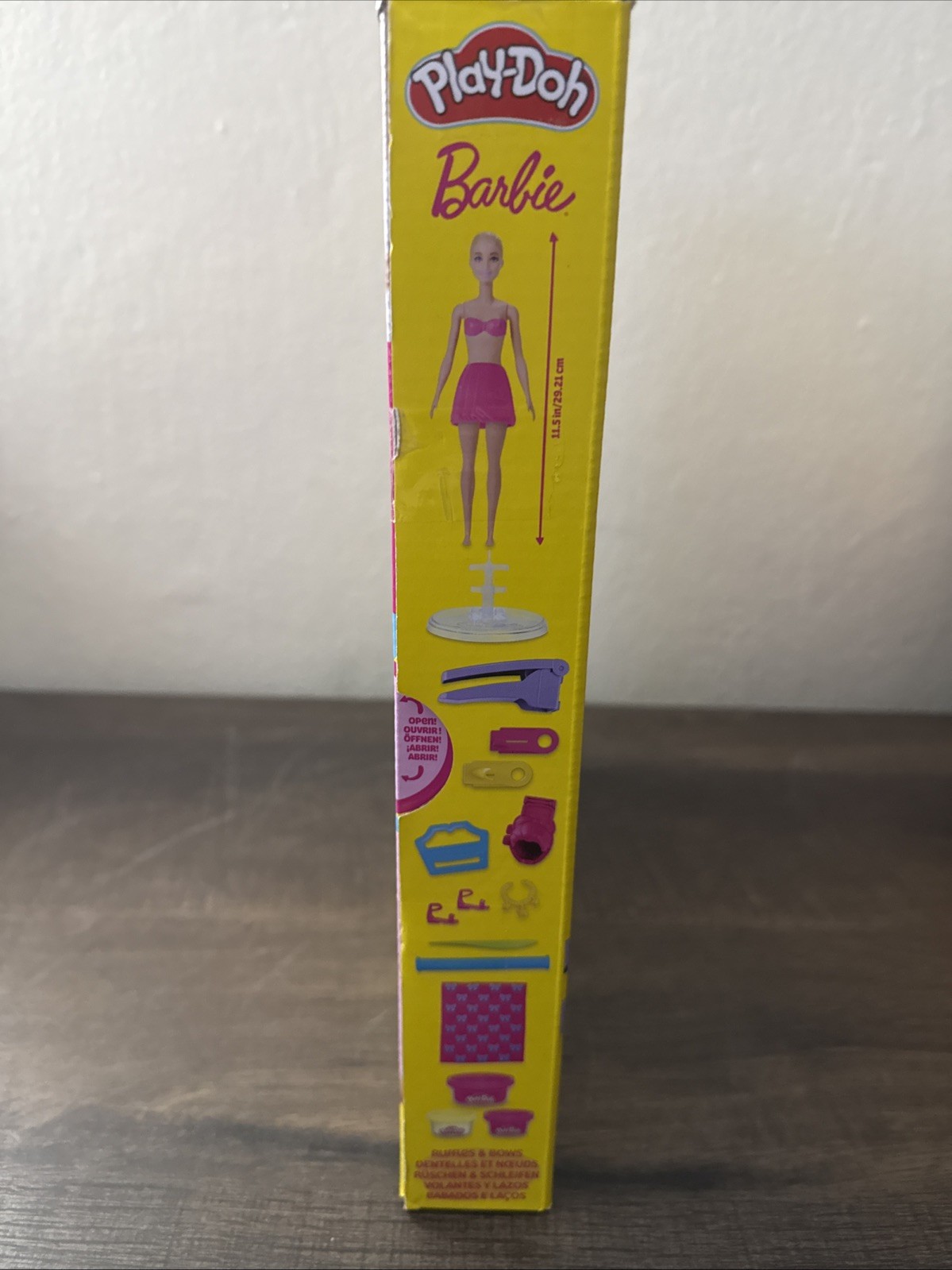 PLAY-DOH BARBIE RUFFLES & BOWS. NEW