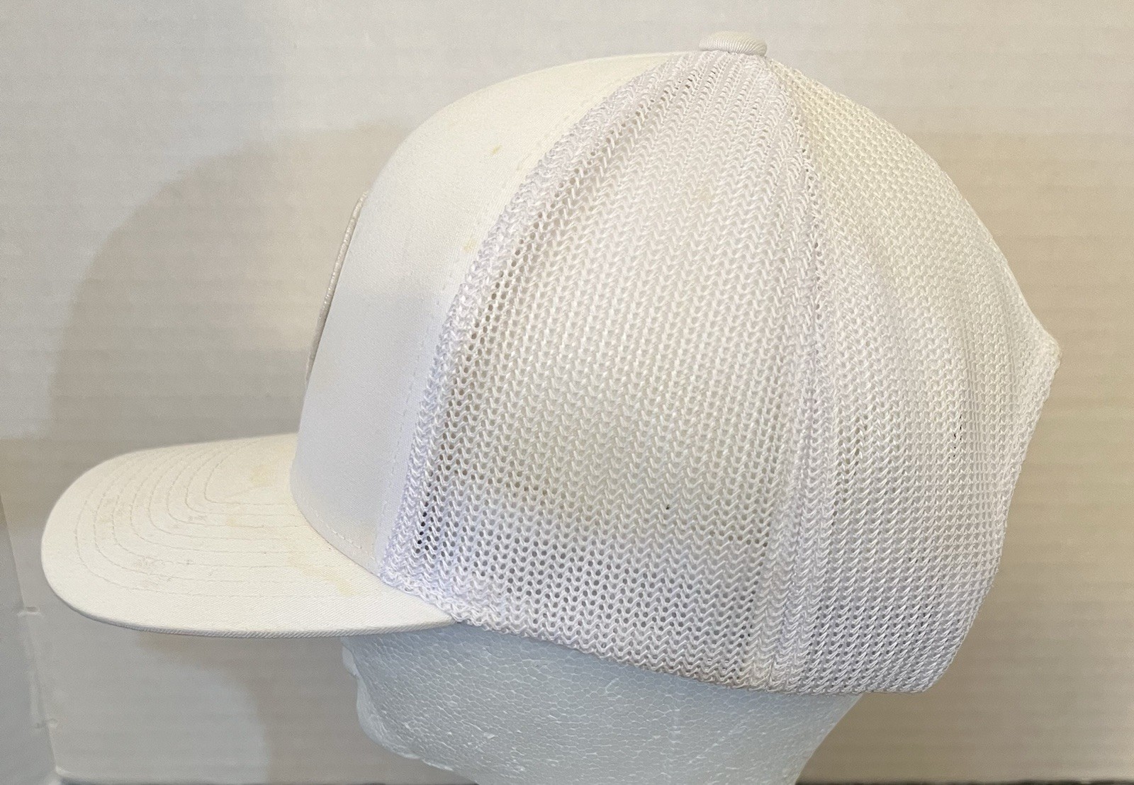 Travis Matthew Golf Hat SnapBack White Logo Patch Mesh Golfing Attire