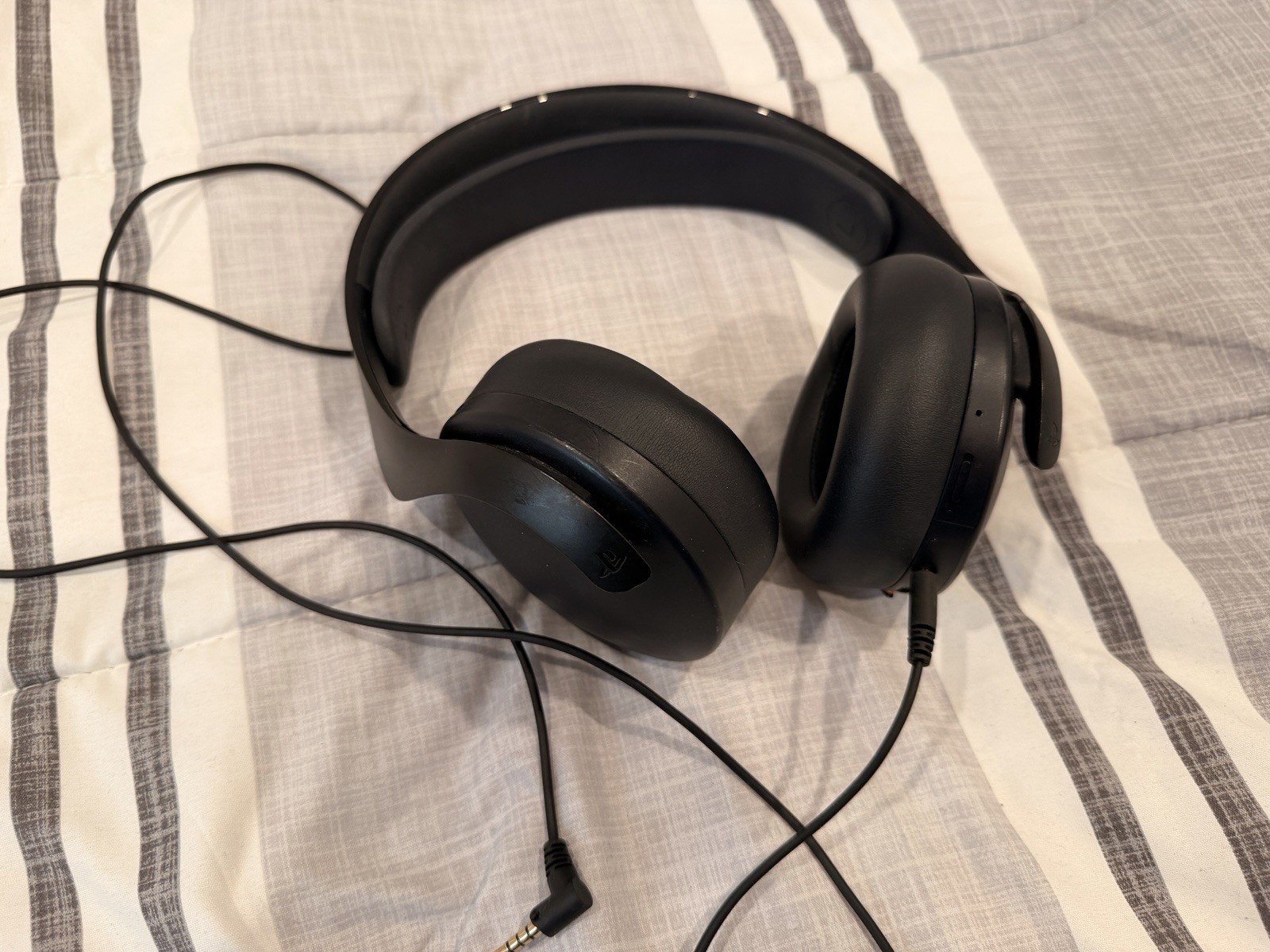 Sony PULSE 3D Wireless Gaming Headset for PlayStation 5  Do Need A Wire tho Used