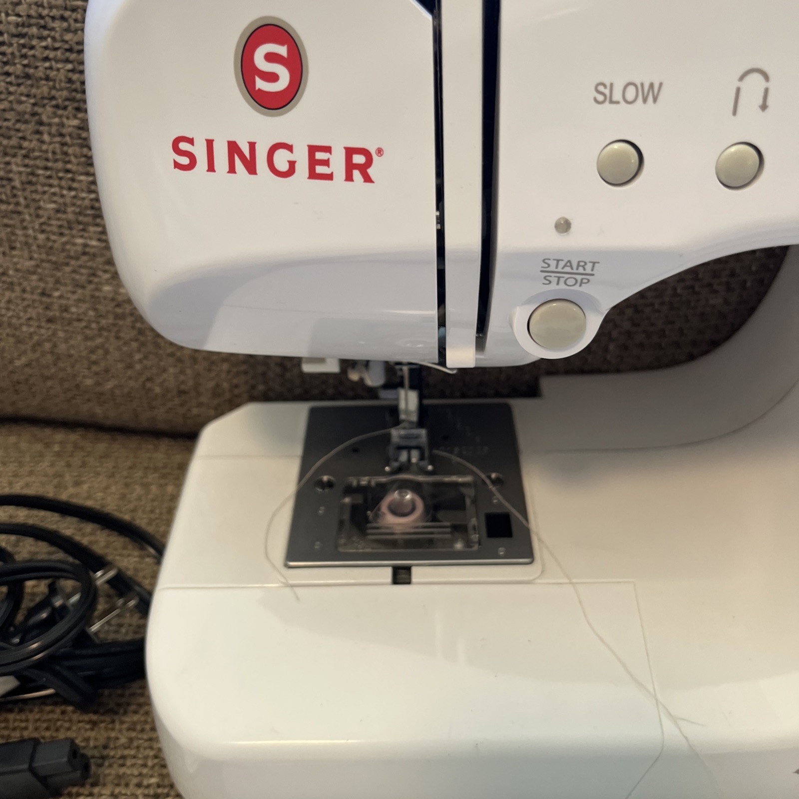 Singer Sewing Machine 4166 White Electronic Control With Accessories ￼