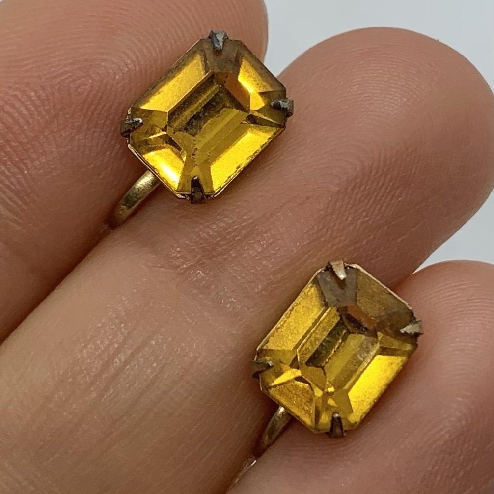 Vtg Yellow Emerald Cut Rhinestone Stud Earrings Prong Set Goldtone Screwback