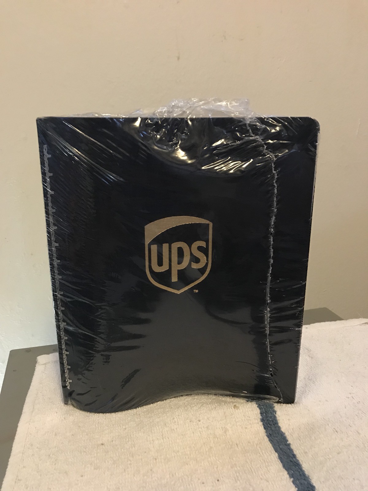 Brand New!! UPS Bonded Leather Binder. Sealed!! 7 Ring, 2”