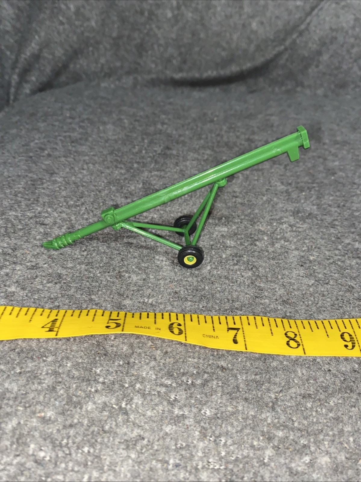 Ertl John Deere Grain Auger Elevator Green 1/64 Scale Plastic Farm Toy Tractor