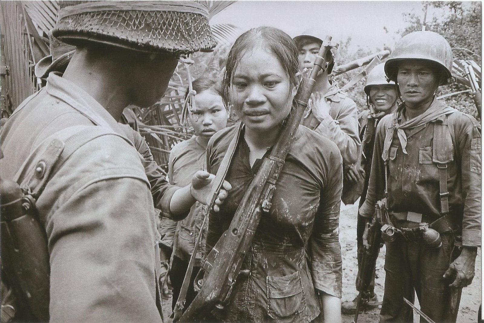 Vietnam  War  Photos --  US Soldiers -VC Prisoner