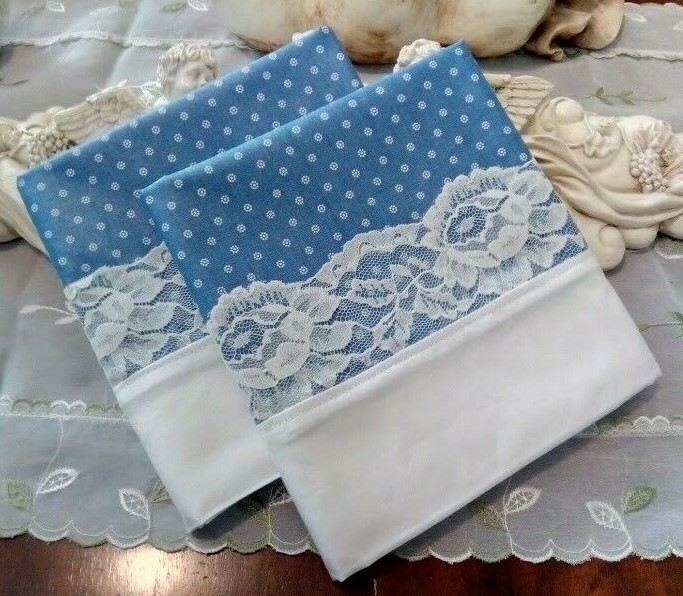 COUNTRY COTTAGE SET OF TWO TINY WHITE ETCHED FLOWERS & LACE PILLOWCASES - NEW
