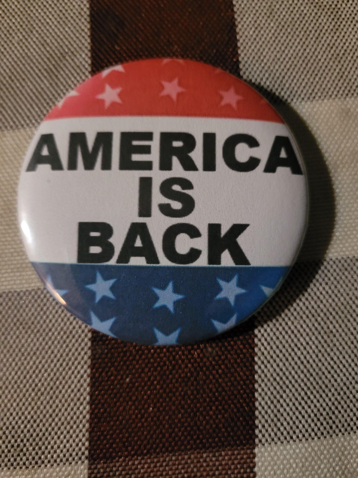 AMERICA IS BACK DONALD TRUMP BUTTON PIN 2 1/4" ROUND