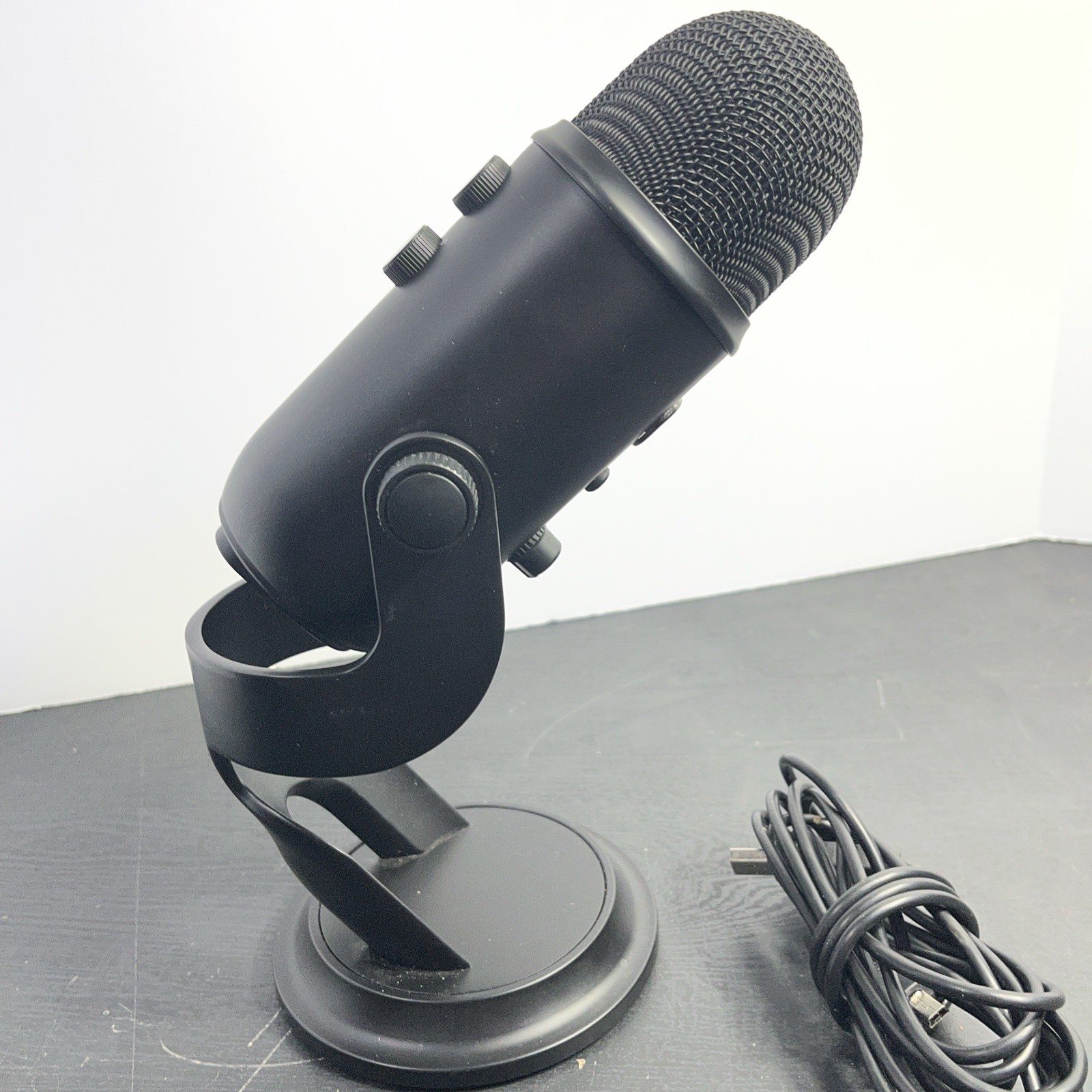 Blue Yeti Professional Multi-Pattern Black USB Condenser Microphone. E #1160
