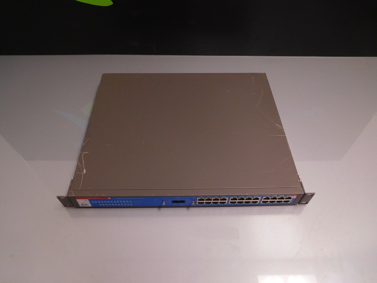 Amer.com SSR24 24-Port Dual Speed Stackable Switch w/ Rack Ears